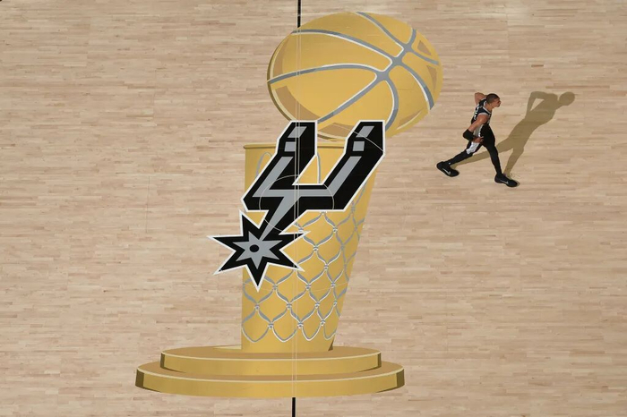 NBA｜布伦森带伤轰下30+3，尼克斯取得总决赛开门红|马刺|三分球|唐斯|圣安东尼奥马刺队|纽约尼克斯队_新浪体育_新浪新闻
